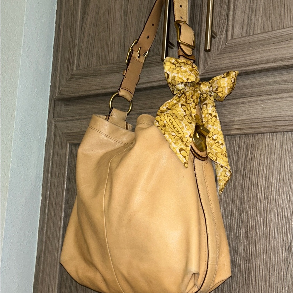 Coach Peyton vintage hobo Tan Leather Women's Bag with Yellow COACH Scarf EUC